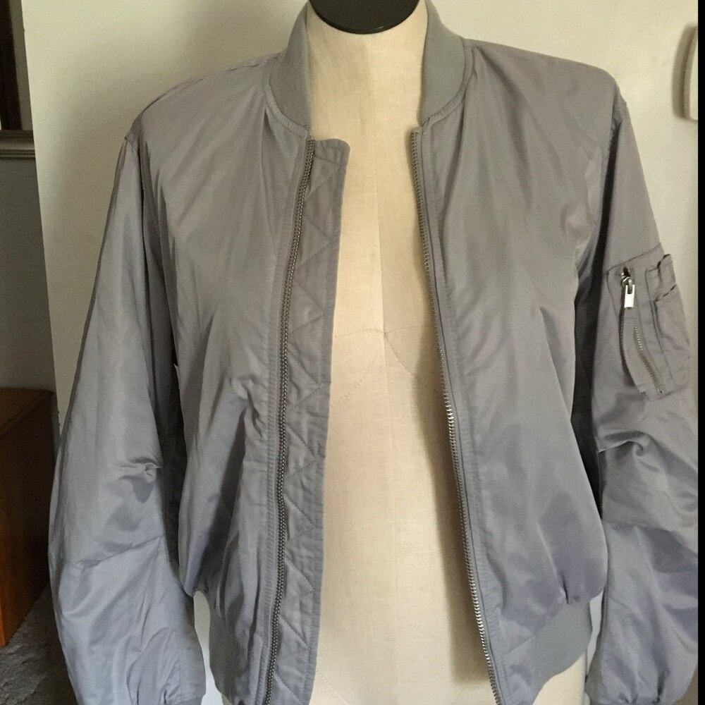 Gap Bomber Zip Up Bomber Jacket Silver with Lavender Lining Size XL Like New